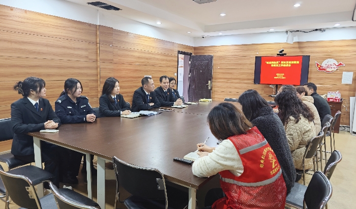 1701074175664084429.jpg 华电社区网格员走访_副本.jpg